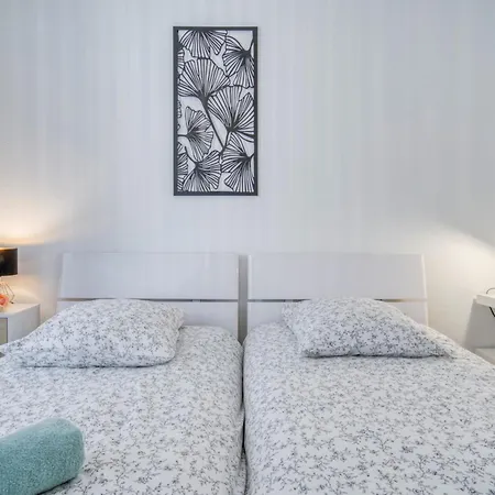 Sublime, Modern, Balconies, A/c, Refurbished Appartement *