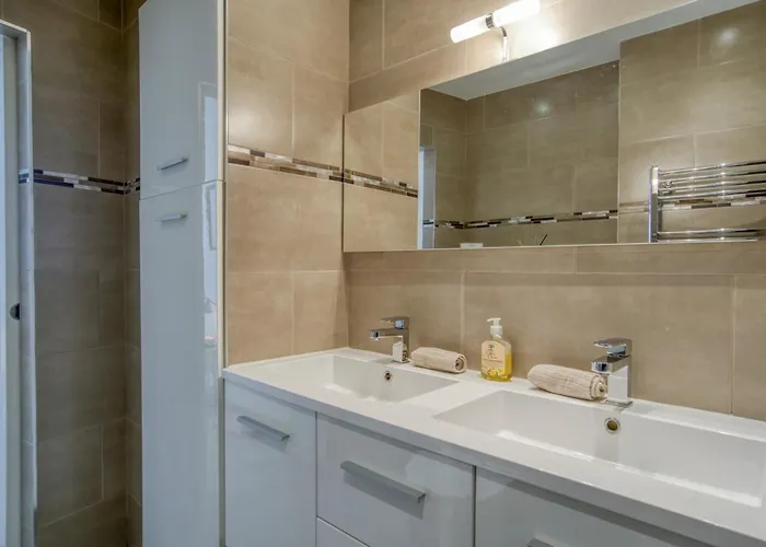 Sublime, Modern, Balconies, A/c, Refurbished Appartamento *