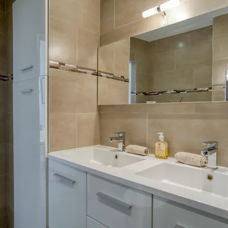 Sublime, Modern, Balconies, A/c, Refurbished شقة *