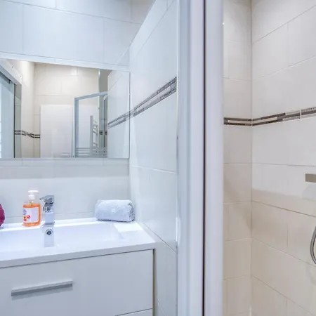 Sublime, Modern, Balconies, A/c, Refurbished Lejlighed *