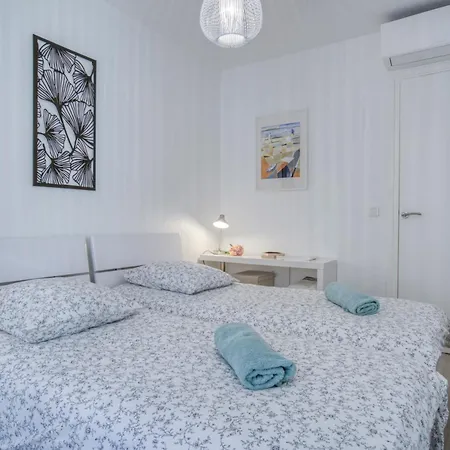 Appartement Sublime, Modern, Balconies, A/c, Refurbished