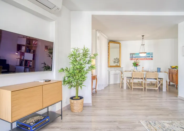 Sublime, Modern, Balconies, A/c, Refurbished Apartment