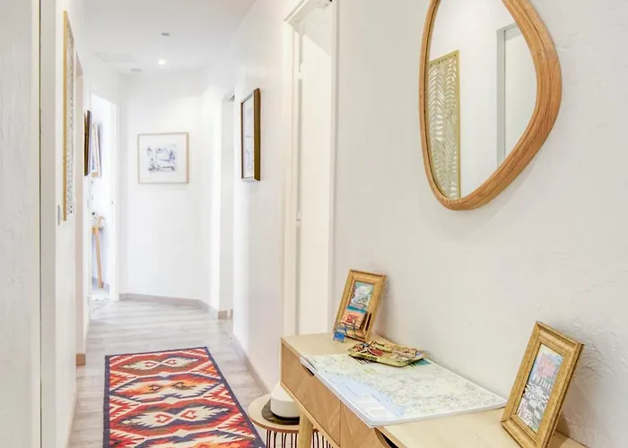 Sublime, Modern, Balconies, A/c, Refurbished Apartment *