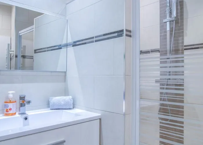 Sublime, Modern, Balconies, A/c, Refurbished Apartment
