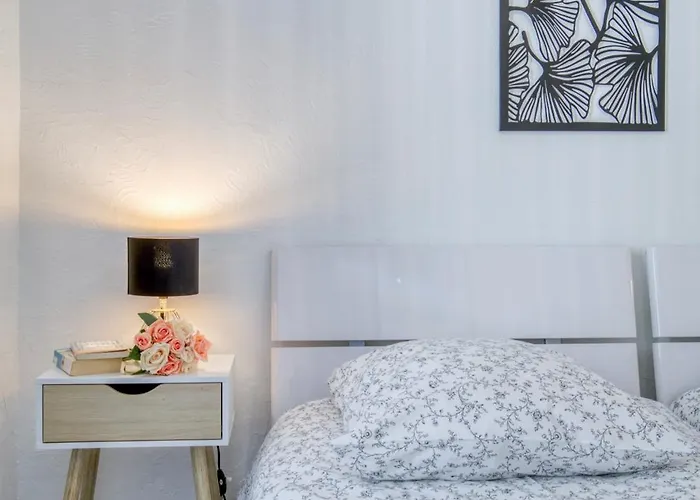 Sublime, Modern, Balconies, A/c, Refurbished *