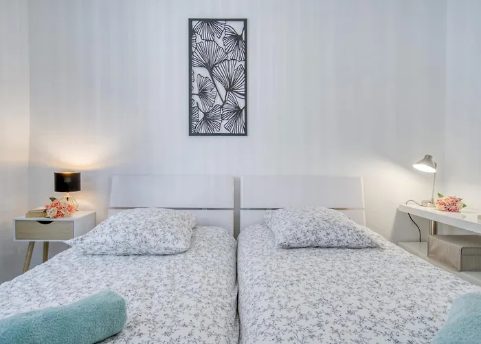 Sublime, Modern, Balconies, A/c, Refurbished Apartment *