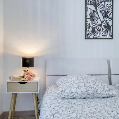 Sublime, Modern, Balconies, A/c, Refurbished *